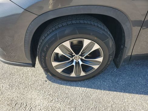 Used 2020 Toyota Highlander XLE image 18