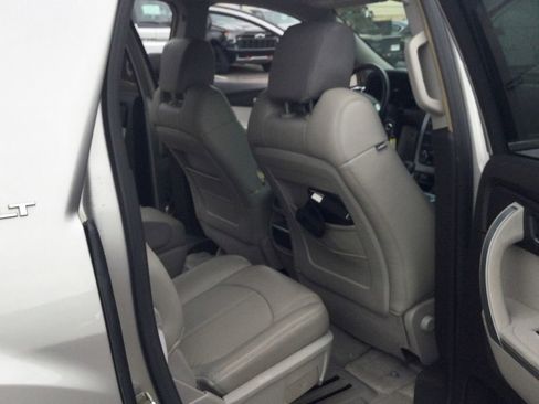 Used 2008 GMC Acadia SLT w/ Cargo Convenience Package image 15