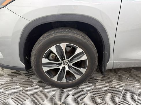 Used 2023 Toyota Highlander XLE FWD image 12