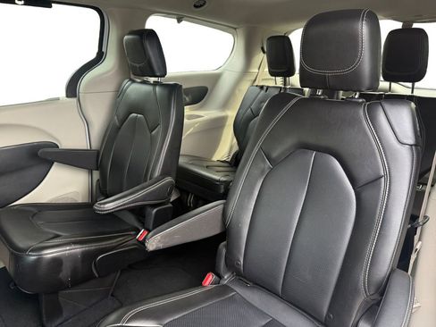 Certified 2023 Chrysler Pacifica Touring-L image 14