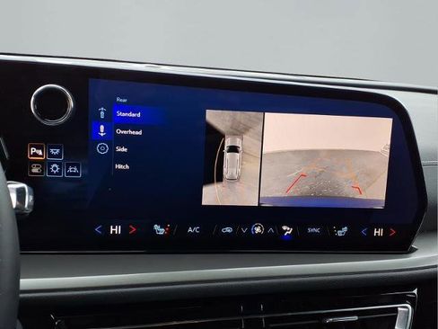 Used 2025 Chevrolet Traverse LT w/ Sun and Wheel Package image 13