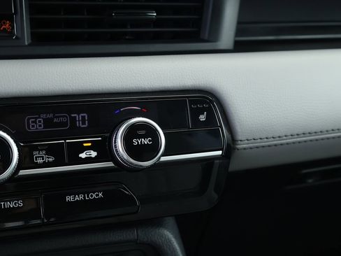 Used 2025 Honda Pilot Touring image 43