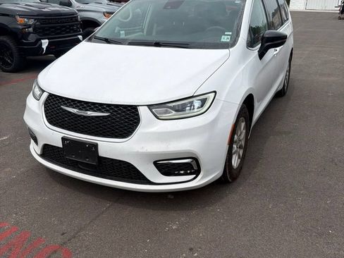 Used 2024 Chrysler Pacifica Touring-L FWD image 1
