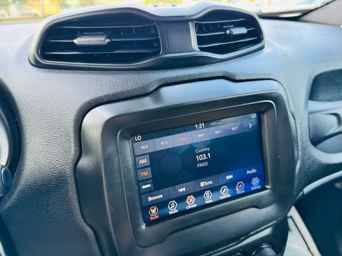 Used 2018 Jeep Renegade Latitude w/ Cold Weather Group image 17