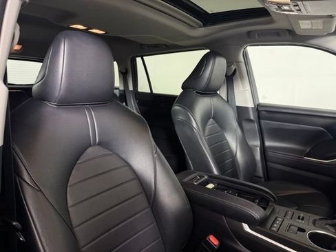Used 2022 Toyota Highlander XLE AWD/4WD image 19