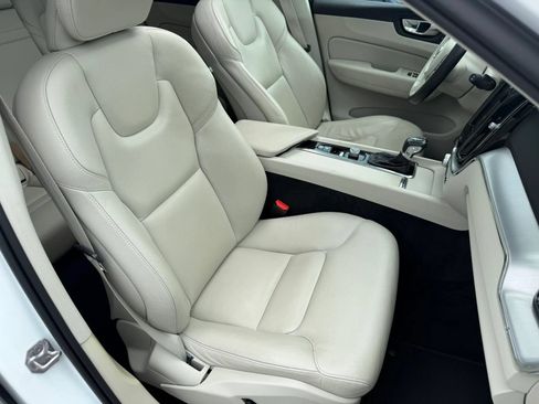 Used 2019 Volvo XC60 T5 Momentum w/ Premium Package FWD image 11