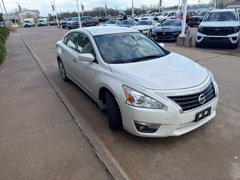 Used 2015 Nissan Altima 2.5 SV image 3