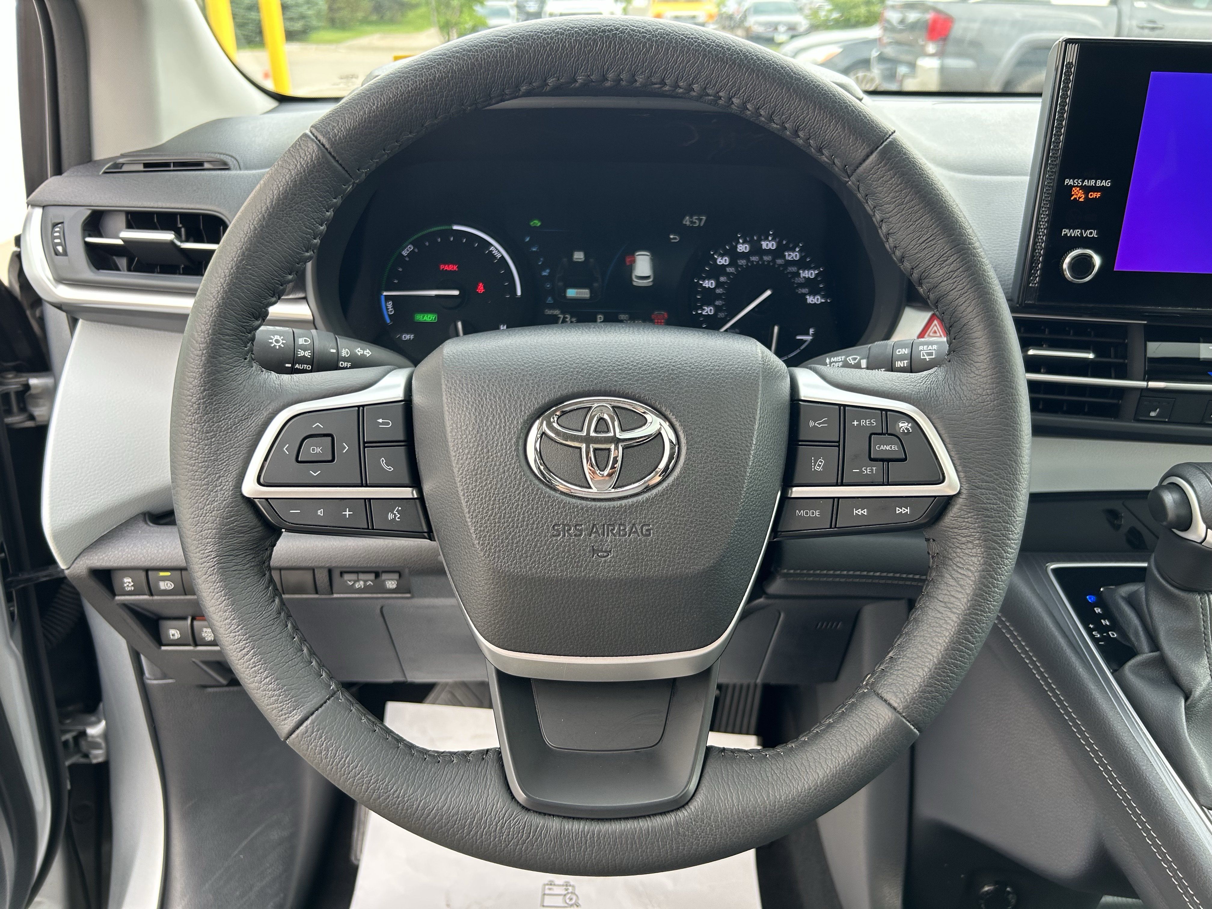 Certified 2025 Toyota Sienna XLE FWD image 27