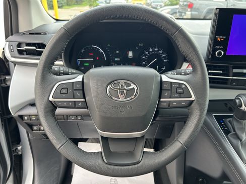 Certified 2025 Toyota Sienna XLE FWD image 27