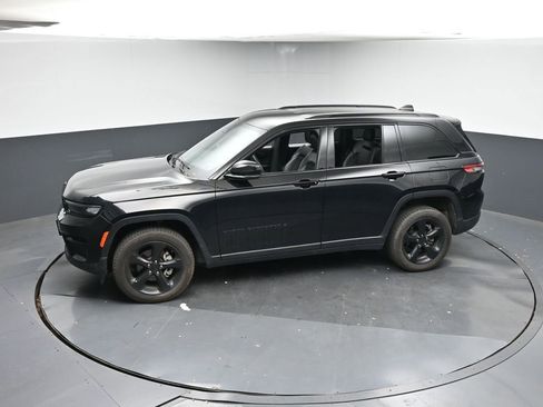 Used 2023 Jeep Grand Cherokee Altitude image 19