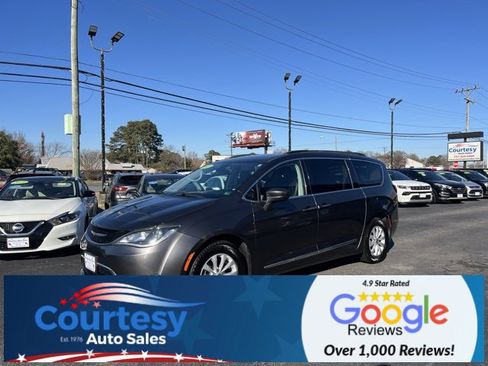 Used 2017 Chrysler Pacifica Touring-L image 3