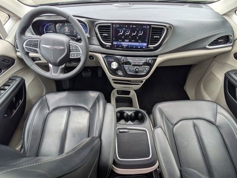 Used 2024 Chrysler Pacifica Limited FWD image 14