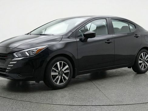 Used 2025 Nissan Versa SV image 3