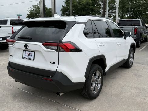 Used 2025 Toyota RAV4 XLE w/ Convenience Package FWD image 5