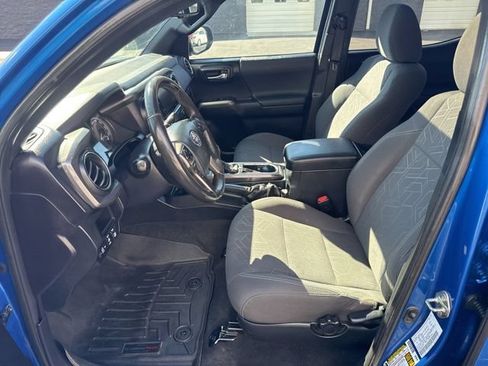 Used 2017 Toyota Tacoma TRD Off-Road w/ Premium & Technology Package AWD/4WD image 11