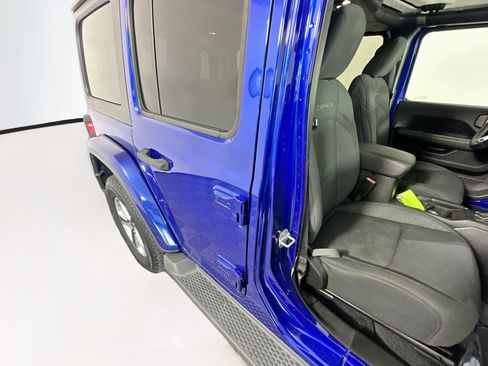 Used 2019 Jeep Wrangler Unlimited Sahara AWD/4WD image 28
