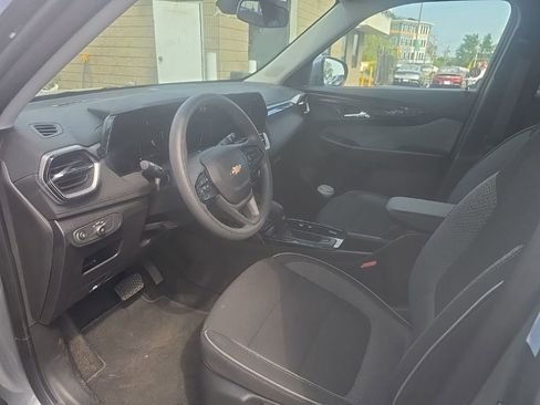 Used 2025 Chevrolet TrailBlazer LT AWD/4WD image 2