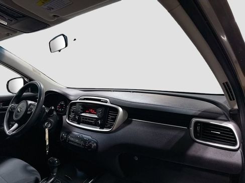 Used 2017 Kia Sorento L image 26