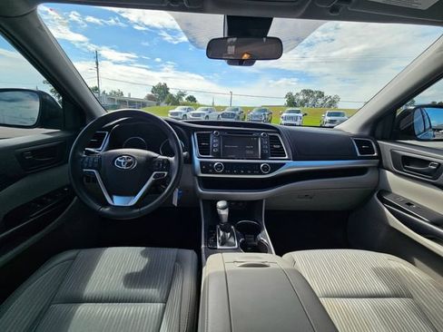 Used 2019 Toyota Highlander Plus FWD image 12