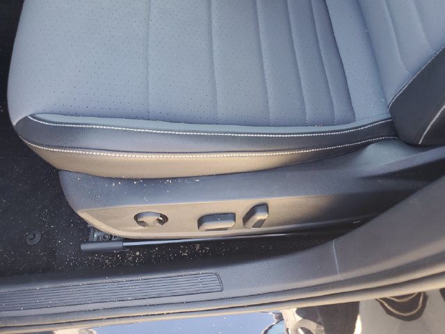 Certified 2025 Volkswagen Jetta SE FWD image 17