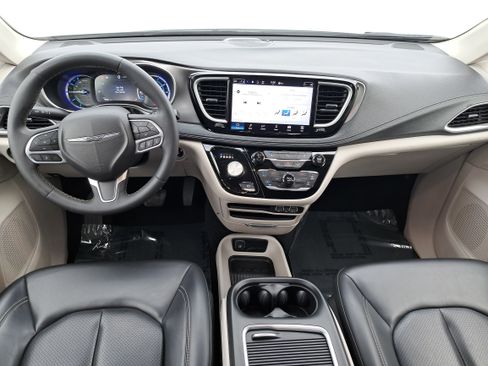 Used 2023 Chrysler Pacifica Touring-L FWD image 9