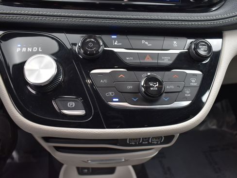 Used 2023 Chrysler Pacifica Touring-L image 13