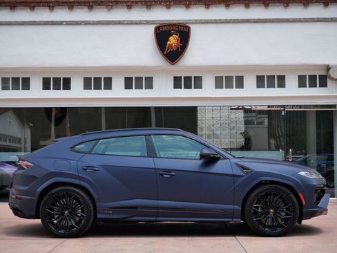 Used 2025 Lamborghini Urus SE image 2