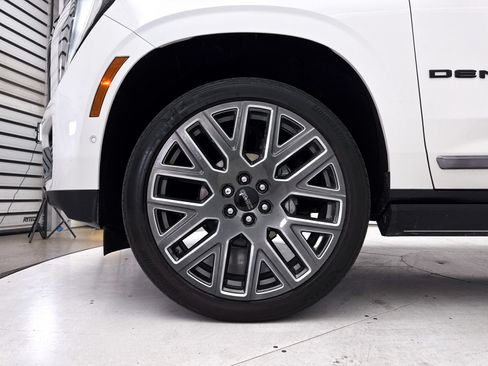 Used 2025 GMC Yukon Denali Ultimate AWD/4WD image 31