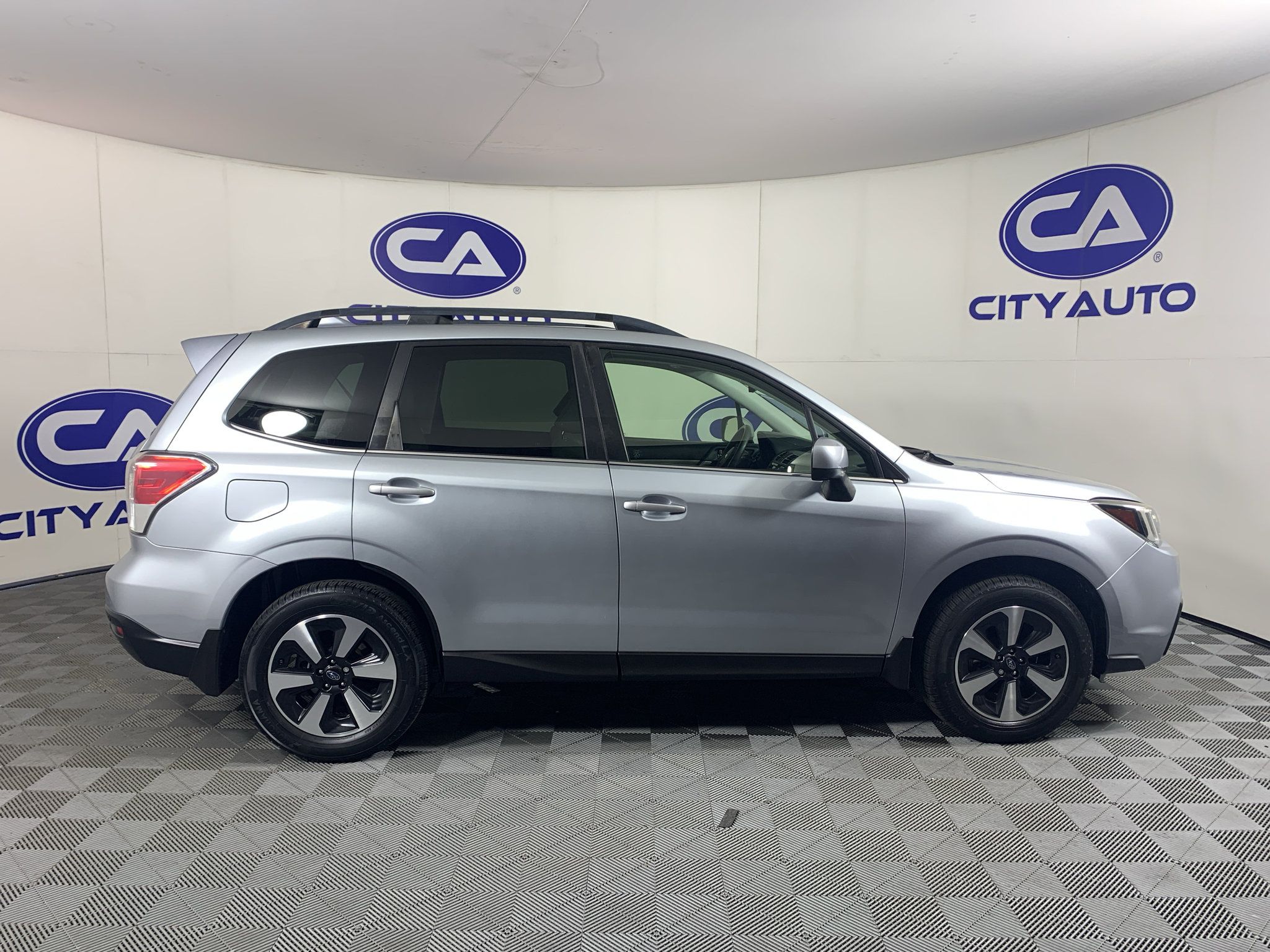 Used 2017 Subaru Forester 2.5i Limited AWD/4WD image 2