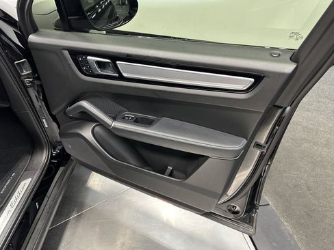 Used 2022 Porsche Cayenne Platinum Edition image 40