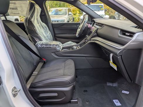 New 2025 Jeep Grand Cherokee L Altitude image 28