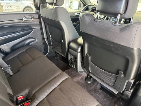 Used 2018 Jeep Grand Cherokee Laredo AWD/4WD image 16