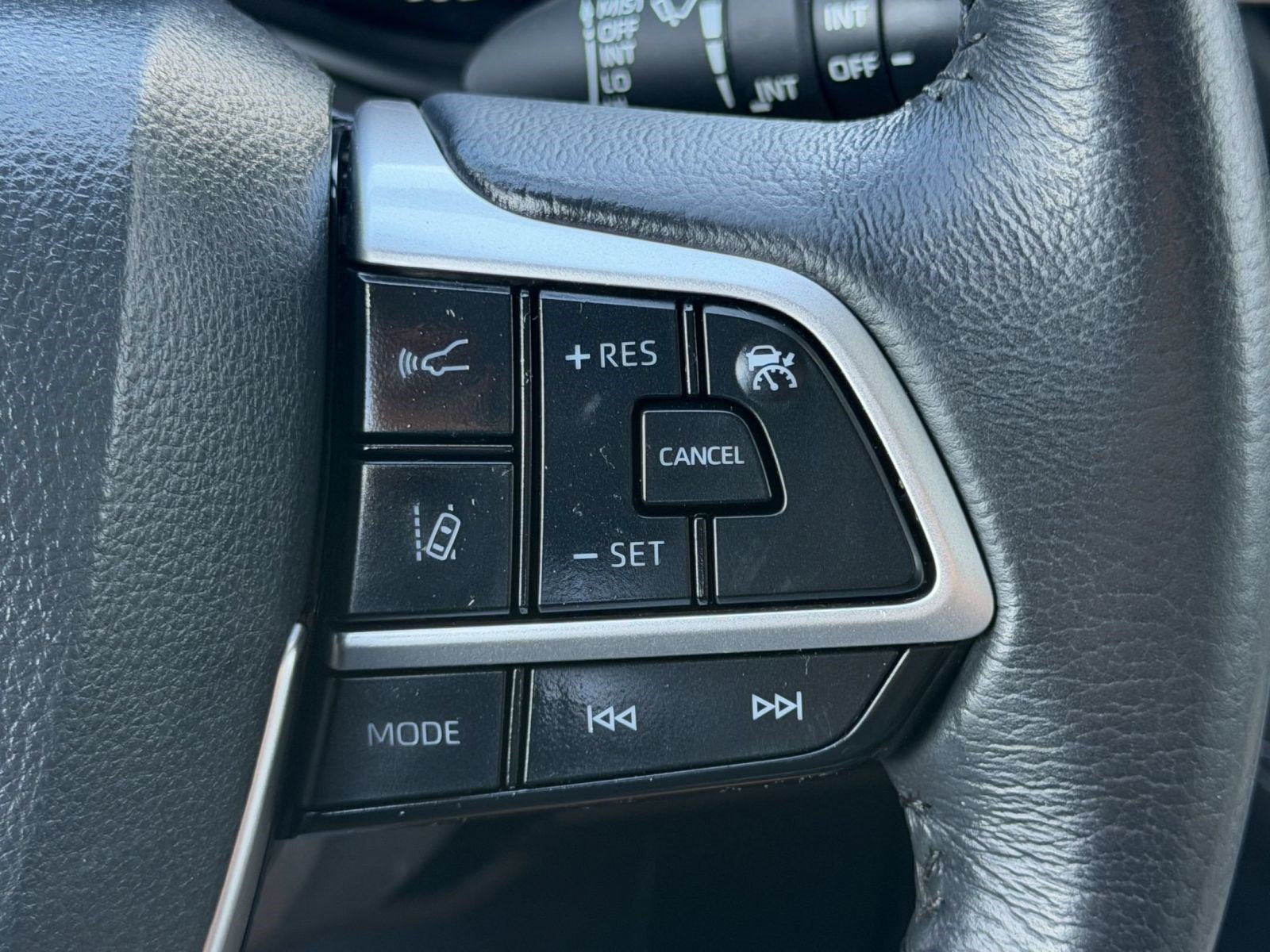 Used 2025 Toyota Sienna XLE FWD image 18