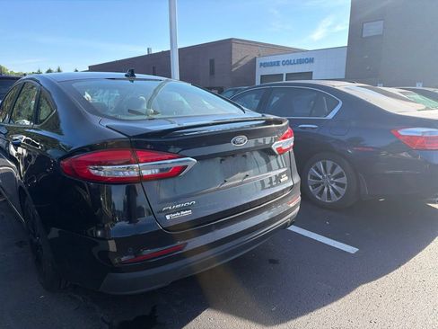 Used 2019 Ford Fusion SE w/ Equipment Group 151A FWD image 2