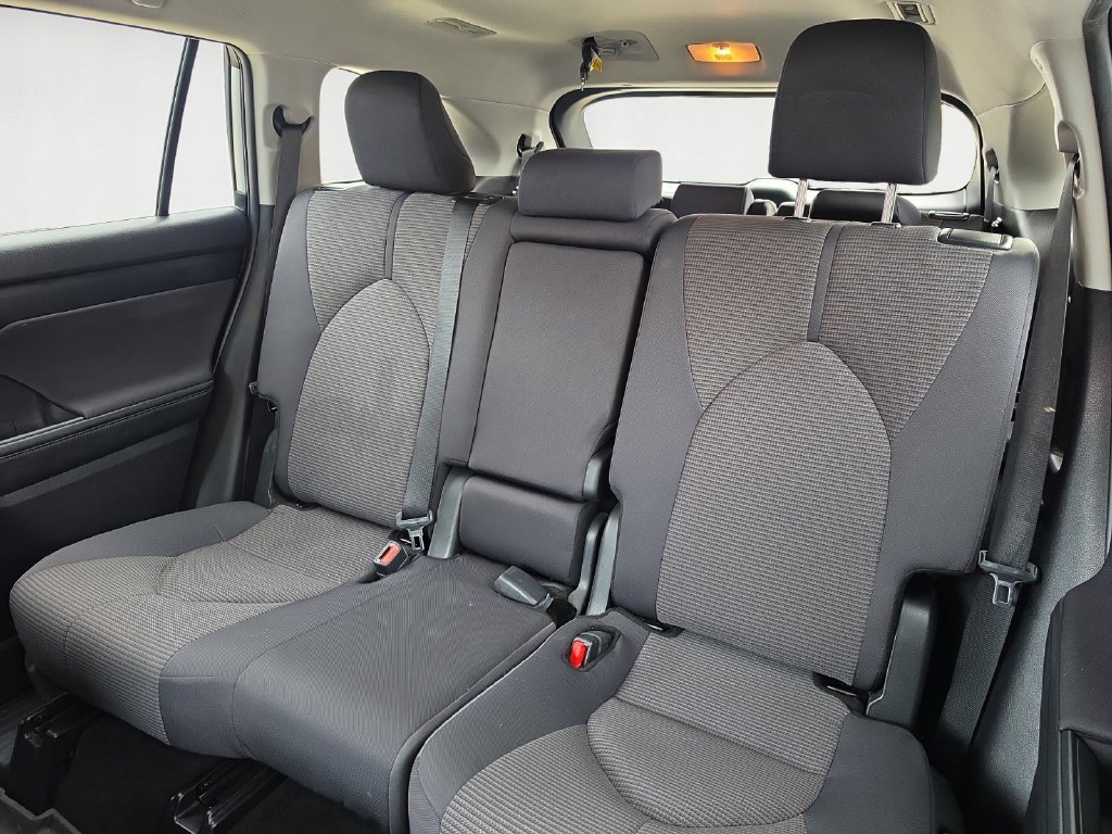 Used 2024 Toyota Highlander LE AWD/4WD image 14
