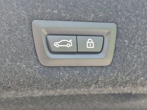 Used 2018 BMW 530i xDrive AWD/4WD image 32