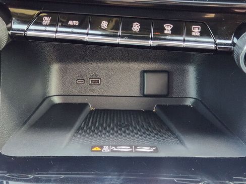 Used 2024 Chevrolet Traverse LT w/ Midnight/Sport Edition image 22