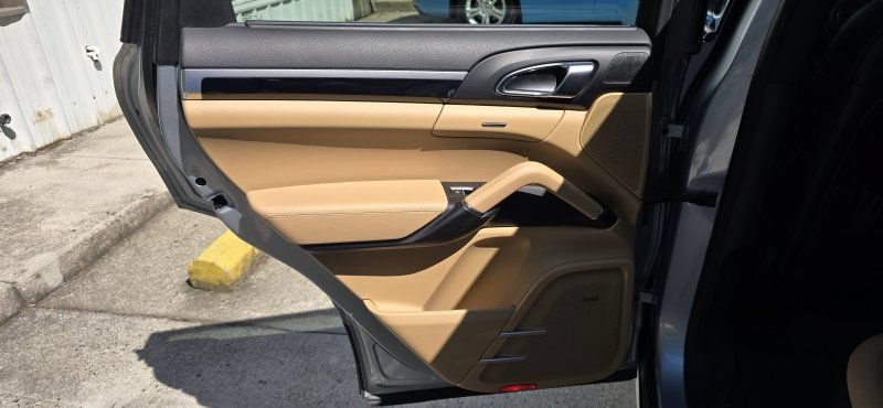 Used 2018 Porsche Cayenne Platinum Edition AWD/4WD image 26