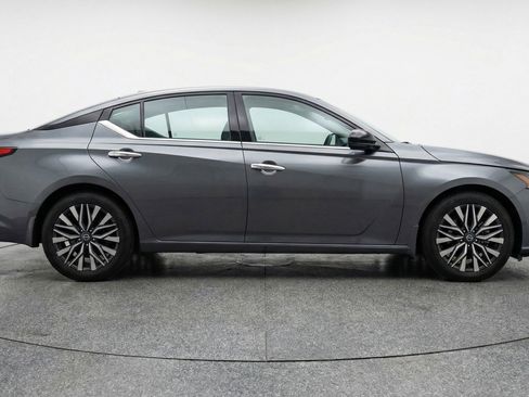 Used 2025 Nissan Altima 2.5 SV FWD image 11