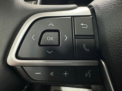 Used 2025 Toyota Highlander XLE image 19