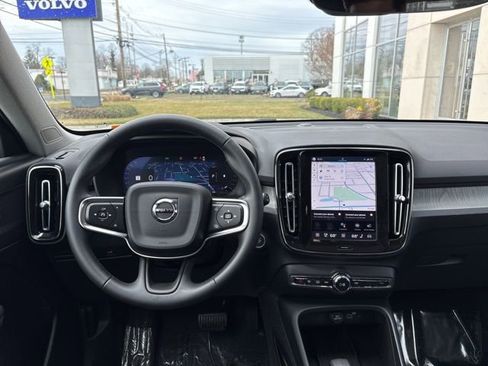 Used 2025 Volvo XC40 B5 Core image 19