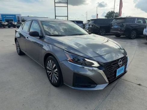 Used 2025 Nissan Altima 2.5 SV FWD image 2