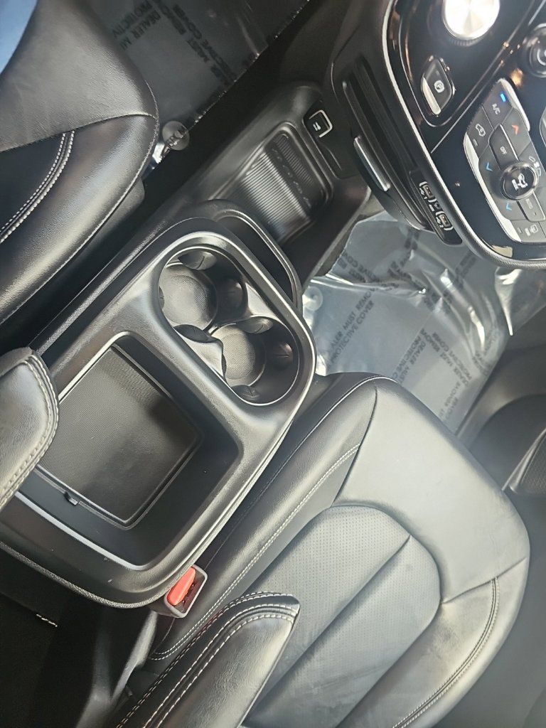 Used 2025 Chrysler Pacifica Select FWD image 21