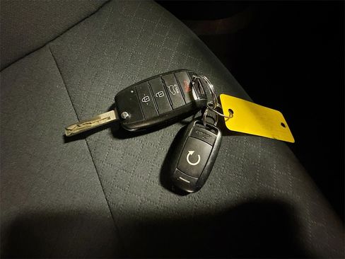 Used 2019 Kia Sorento LX image 39