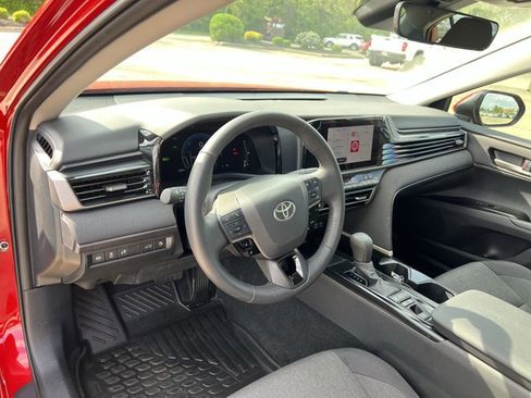 Used 2025 Toyota Camry LE w/ Convenience Package image 10