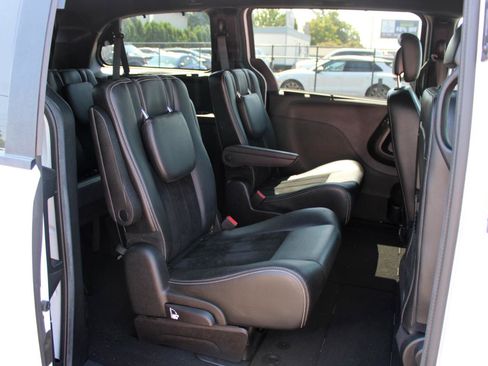 Used 2016 Dodge Grand Caravan SXT FWD image 17