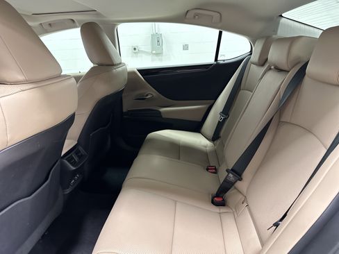 Used 2020 Lexus ES 300h w/ Premium Package FWD image 30