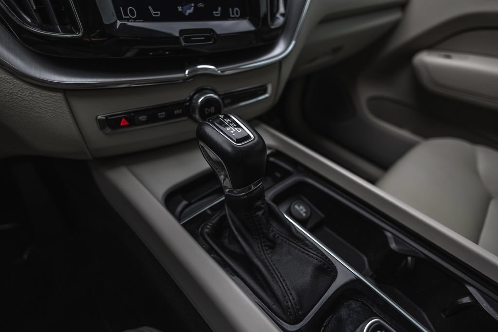 Used 2018 Volvo XC60 T5 Momentum w/ Convenience Package AWD/4WD image 16