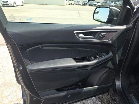 Used 2018 Ford Edge Titanium w/ Equipment Group 301A AWD/4WD image 16