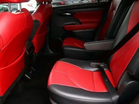 Used 2021 Toyota Highlander XSE image 16